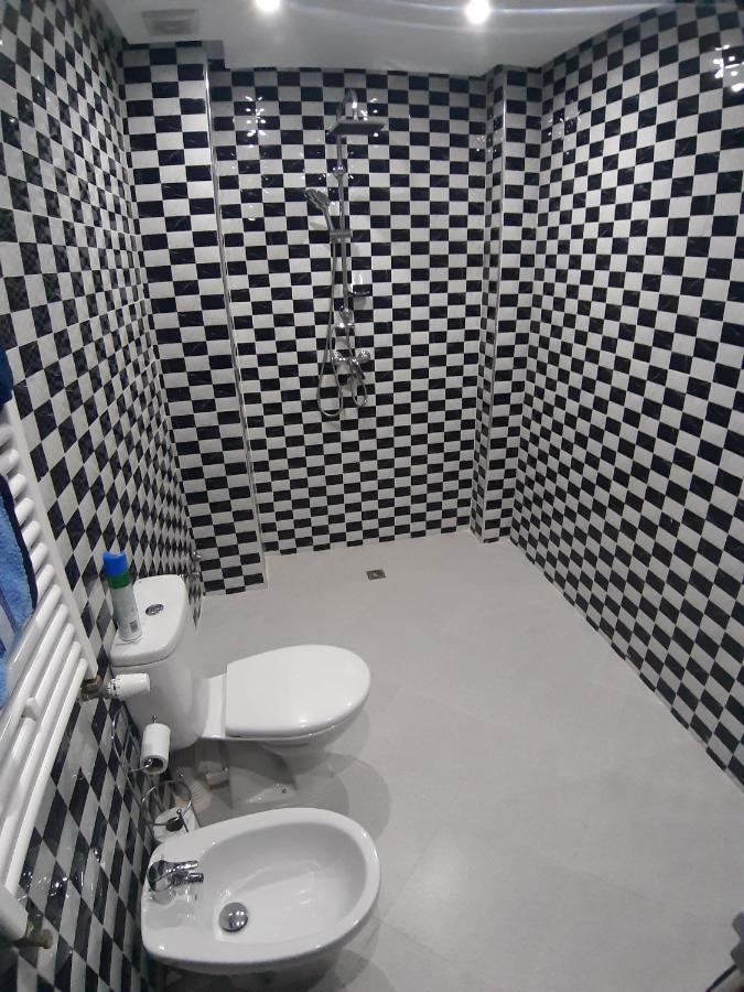 Habitación con cama grande